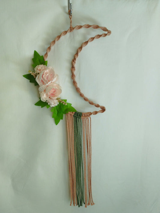 Suspension en macramé Demi-lune et roses