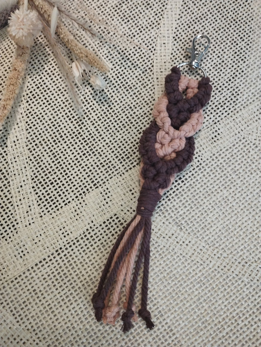Porte-clefs en macramé marron et vieux rose