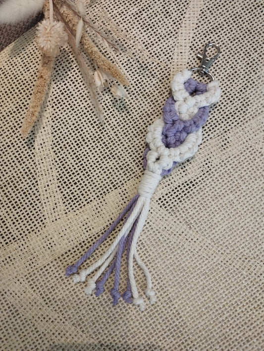 Porte-clefs en macramé mauve et écru