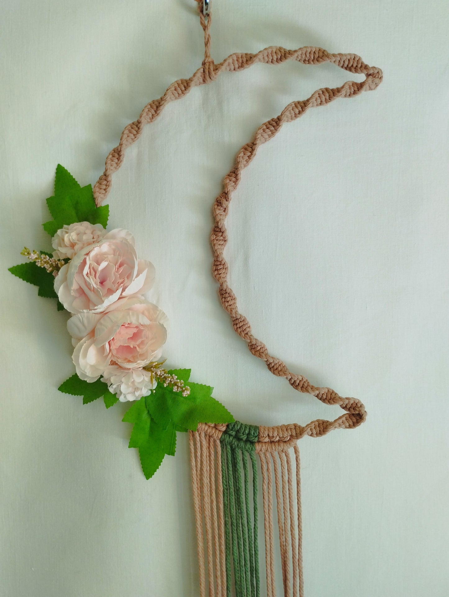Suspension en macramé Demi-lune et roses