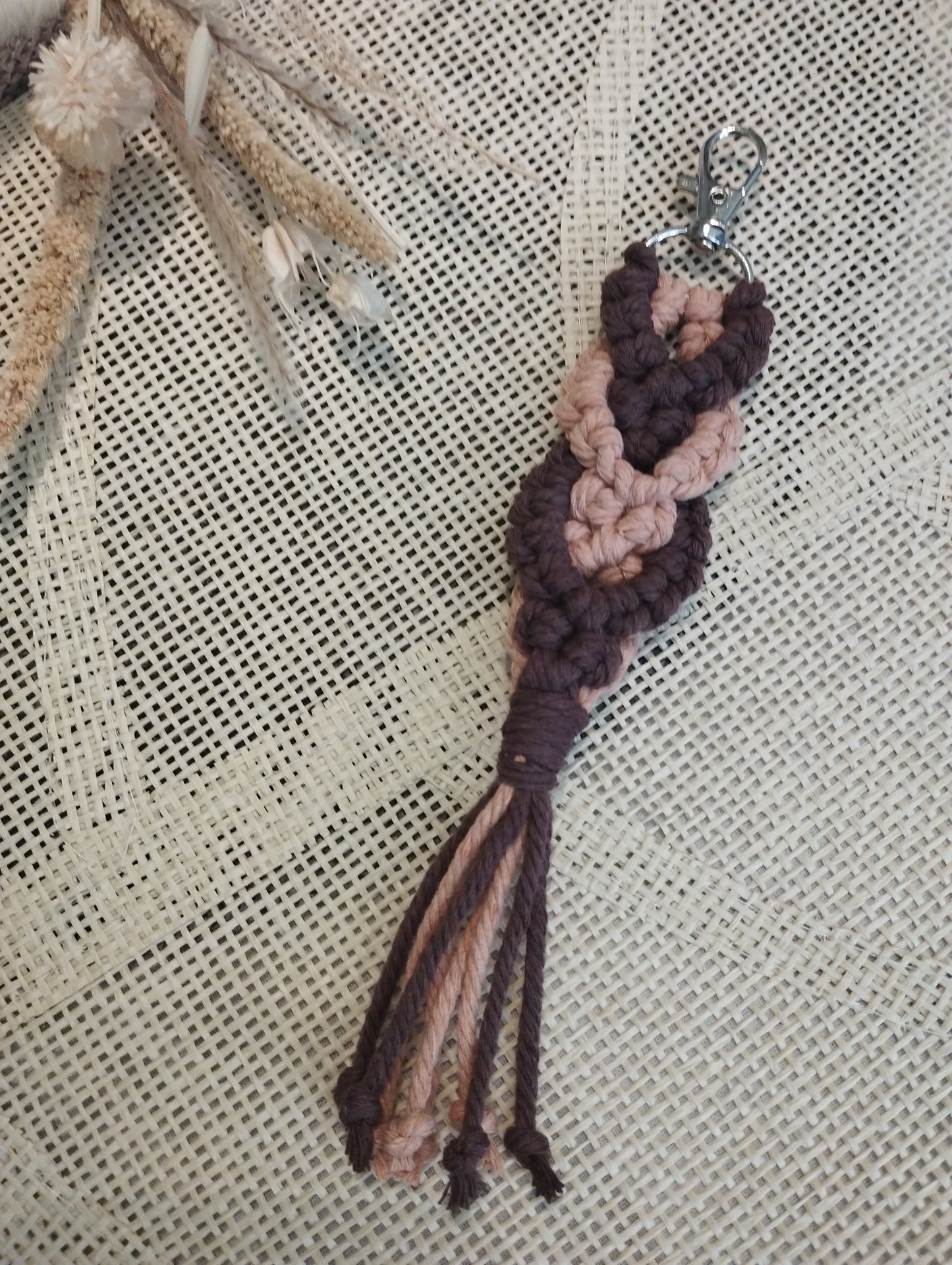 Porte-clefs en macramé marron et vieux rose