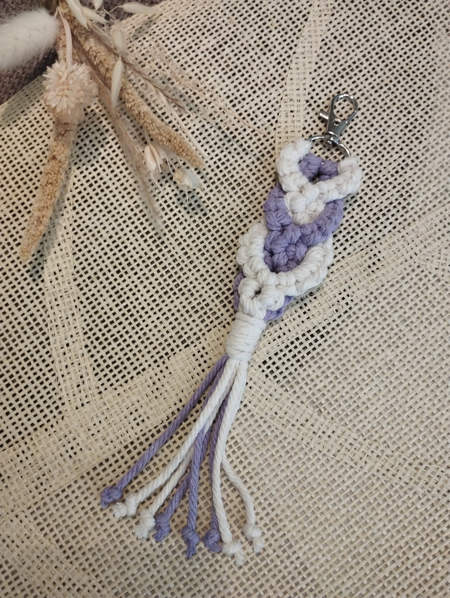 Porte-clefs en macramé mauve et écru
