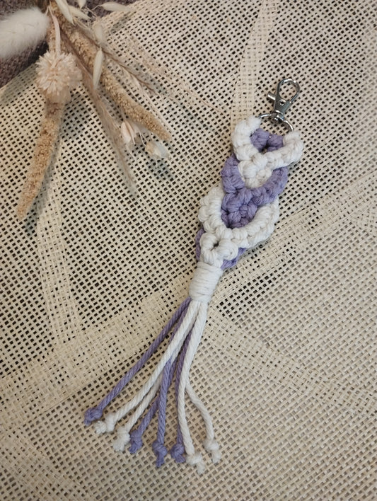 Porte-clefs en macramé mauve et écru
